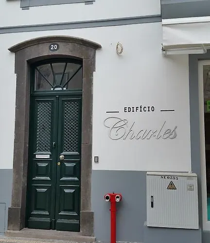 Edificio Charles 203 *